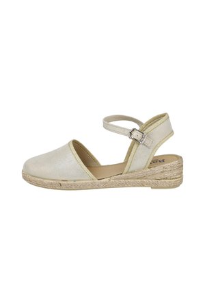 Sandalia espadrille beige para mujer con puntera cerrada, correa en el tobillo con hebilla y suela intermedia de yute tejido.