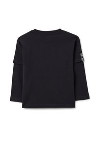 Camiseta negra de manga larga en capas con cuello redondo y un pequeño parche gris en la manga izquierda.