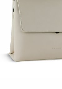 Borsa a mano in pelle beige con forma strutturata, chiusura con pattina magnetica, dettaglio del logo impresso e cuciture lungo i bordi.