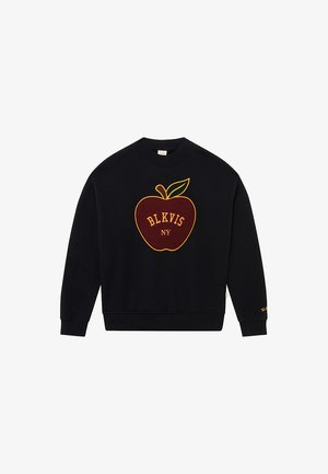 Mustast puuvillast dressipluus, millel on tikitud punane õun kollaste ja roheliste aktsentidega ning allosas tekst "BLKVIS NY", soonikkoes mansetid ja alumine äär.