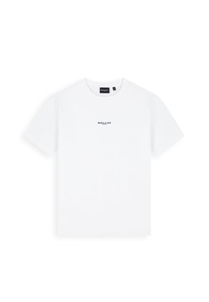 Witte T-shirt met korte mouwen en ronde hals met "BALLIN'" in kleine zwarte letters gedrukt, gecentreerd op de borst.