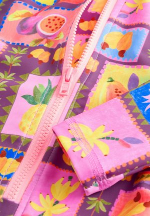 Živahno obarvana kopalna obleka z rožnatimi, vijoličnimi in zelenimi cvetličnimi vzorci; ima roza zadrgo in gladko teksturo.