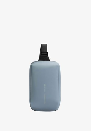 Zaino in tessuto blu con forma rettangolare, tracolla nera regolabile, texture liscia, design minimalista e dettaglio del logo riflettente.