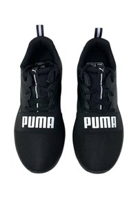 Scarpe sportive nere con superficie in rete, logo bianco "PUMA" sulla parte anteriore e dettagli bianchi a contrasto sui lacci e sulla linguetta.