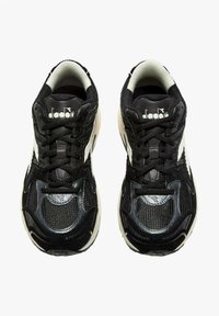 Baskets de sport noires avec une tige en tissu texturé, fermeture à lacets, accents blancs contrastants, et une languette et un col rembourrés.