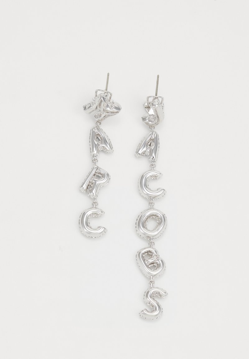 Ασημένια σκουλαρίκια σταγόνα με τρισδιάστατα, στιλιζαρισμένα γράμματα που γράφουν "ARCOBAS" με γυαλιστερή φινίρισμα και κρεμαστό σχέδιο.