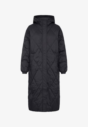 Long manteau noir matelassé avec capuche, poignets élastiques, fermeture éclair devant et deux poches latérales.