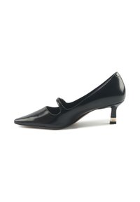 Scarpa con tacco alto in vernice nera, con punta affilata, che presenta un design con ritagli circolari e un tacco corto a blocco con un accento dorato.