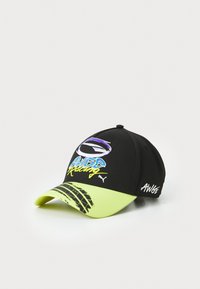 Svart baseball cap med en gul skygge, med fargerik "Super Racing" brodering og en logo på siden. Mykt stoff med en strukturert form.