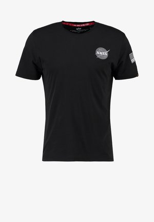 Czarny bawełniany T-shirt z logo NASA na piersi i naszywką amerykańskiej flagi na lewym rękawie. Klasyczny design z okrągłym dekoltem.