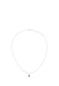 Collar de plata con una cadena delgada y un colgante de piedra preciosa verde en corte esmeralda, con una textura suave y un diseño minimalista.