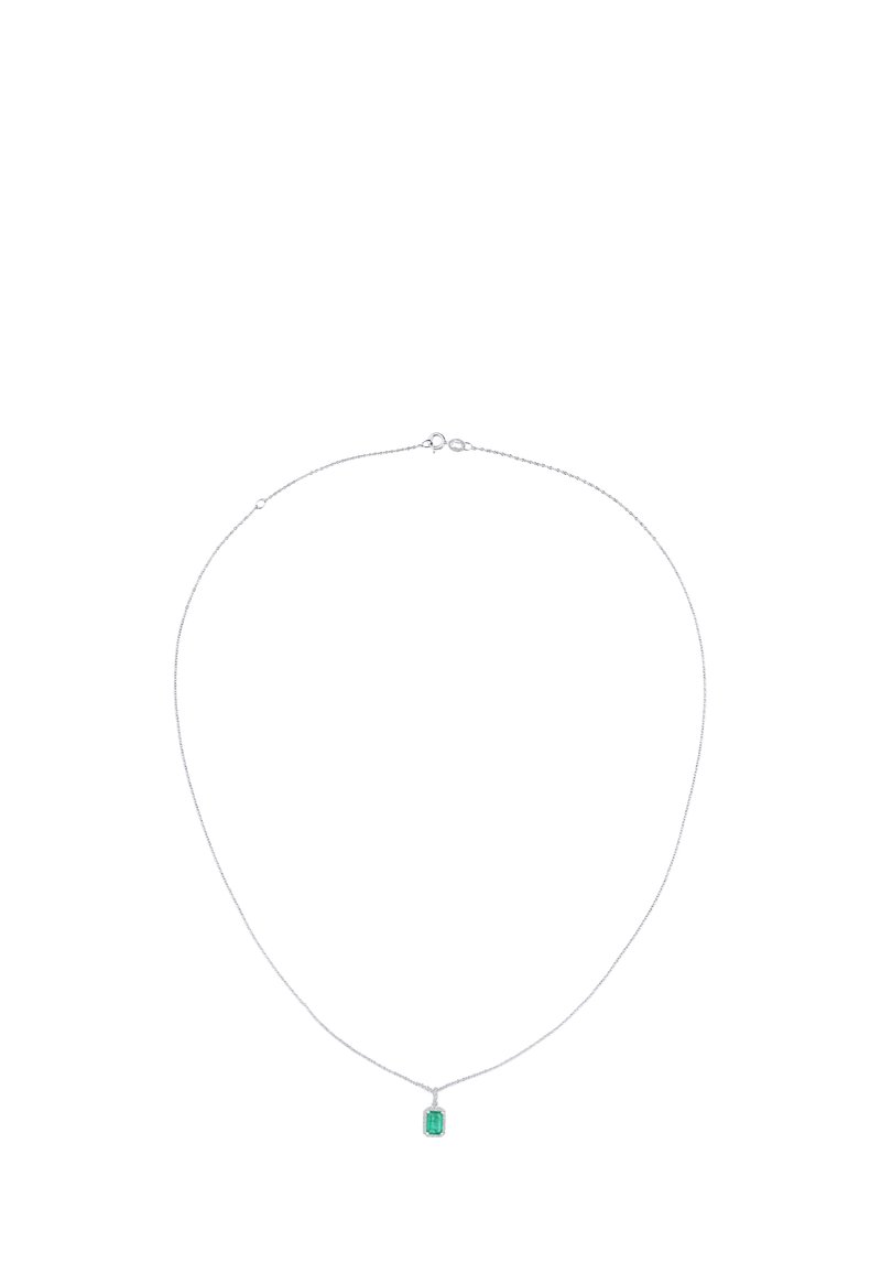 Collar de plata con una cadena delgada y un colgante de piedra preciosa verde en corte esmeralda, con una textura suave y un diseño minimalista.