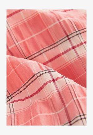 Țesătură în carouri roz cu linii intersectante în alb, roșu și negru. Textură moale, grosime medie, aranjată într-un model șifonat.