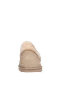 Beige suede pantoffel met een zachte bontvoering, ronde neus en vlakke rubberen zool, met een eenvoudig ontwerp zonder versieringen.