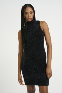 Vestido preto, sem mangas, com decote alto, feito de um tecido texturizado e cintilante, silhueta ajustada, até ao joelho, com bordas limpas e sem hardware visível.