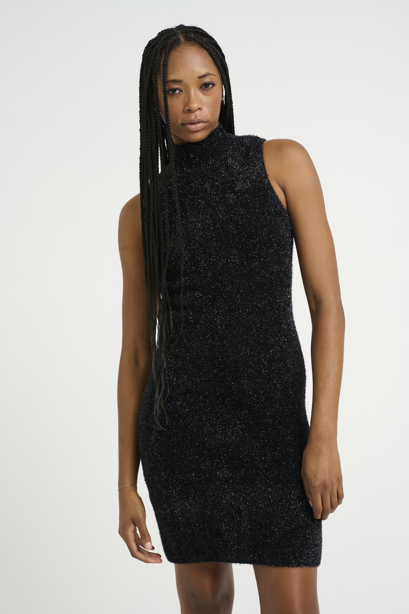 Vestido preto, sem mangas, com decote alto, feito de um tecido texturizado e cintilante, silhueta ajustada, até ao joelho, com bordas limpas e sem hardware visível.