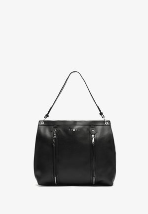 Schwarze Lederschultertasche mit zwei vertikalen Front-Reißverschlusstaschen, silbernem Stern und Nieten sowie verstellbarem Schulterriemen.