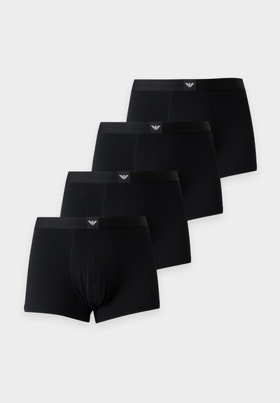 Quatre boxers noirs pour hommes avec des ceintures élastiques comportant un petit logo blanc centré sur chaque ceinture.