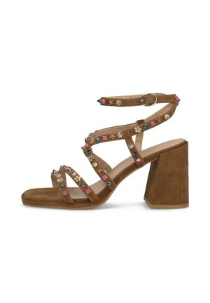 Sandale à talon bloc en daim marron avec plusieurs brides ornées de clous colorés et fermeture par boucle à la cheville.