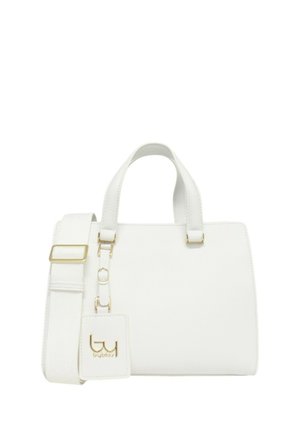 Sac à main blanc avec deux poignées, une bandoulière amovible avec boucle dorée, et une étiquette de marque attachée à la bandoulière.