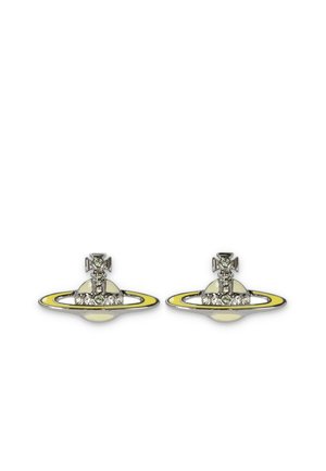 Coppia di orecchini in tono argento a forma di pianeti con anelli in smalto giallo e cristalli trasparenti incastonati su sfondo bianco.