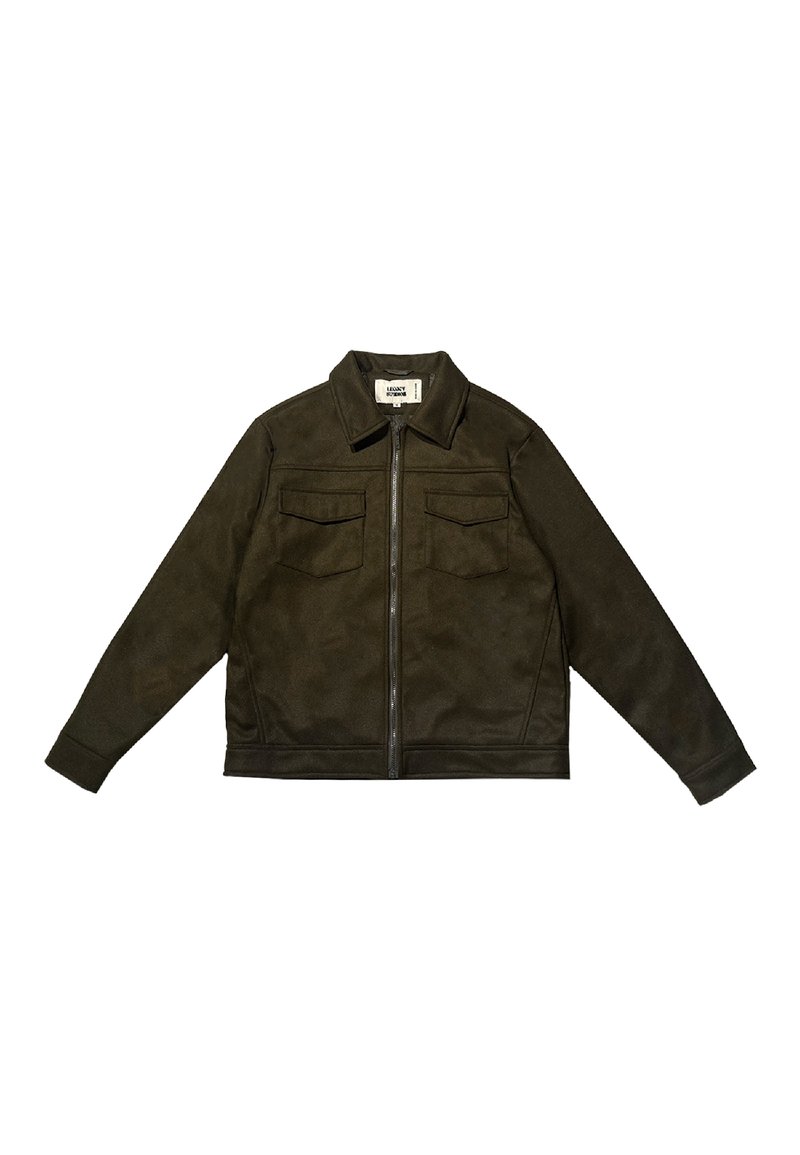 Chaqueta verde oliva con cremallera al frente, cuello puntiagudo y dos bolsillos en el pecho. Fabricada con tejido texturizado, tiene un corte estructurado y puños acanalados.