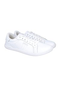 Zapatillas deportivas blancas con parte superior de cuero sintético suave, diseño con cordones, perforaciones sutiles y suela de goma redondeada.