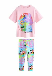 Rosafarbener Baumwoll-T-Shirt mit mehrfarbigen Tiergrafiken und Text, kombiniert mit Leggings, die ein lebhaftes Pastelmuster mit Hasenmotiven zeigen.