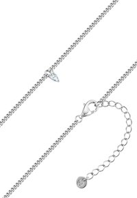Collana in argento con un motivo testurizzato, caratterizzata da una gemma trasparente a forma di pera e una chiusura a moschettone. Include una catena con lunghezza regolabile.