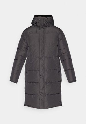 Puffjakke i mørkegrått, med hette, glidelåslommer og en quiltet design med horisontale sømmer. Stoffet ser glatt og vannavstøtende ut.