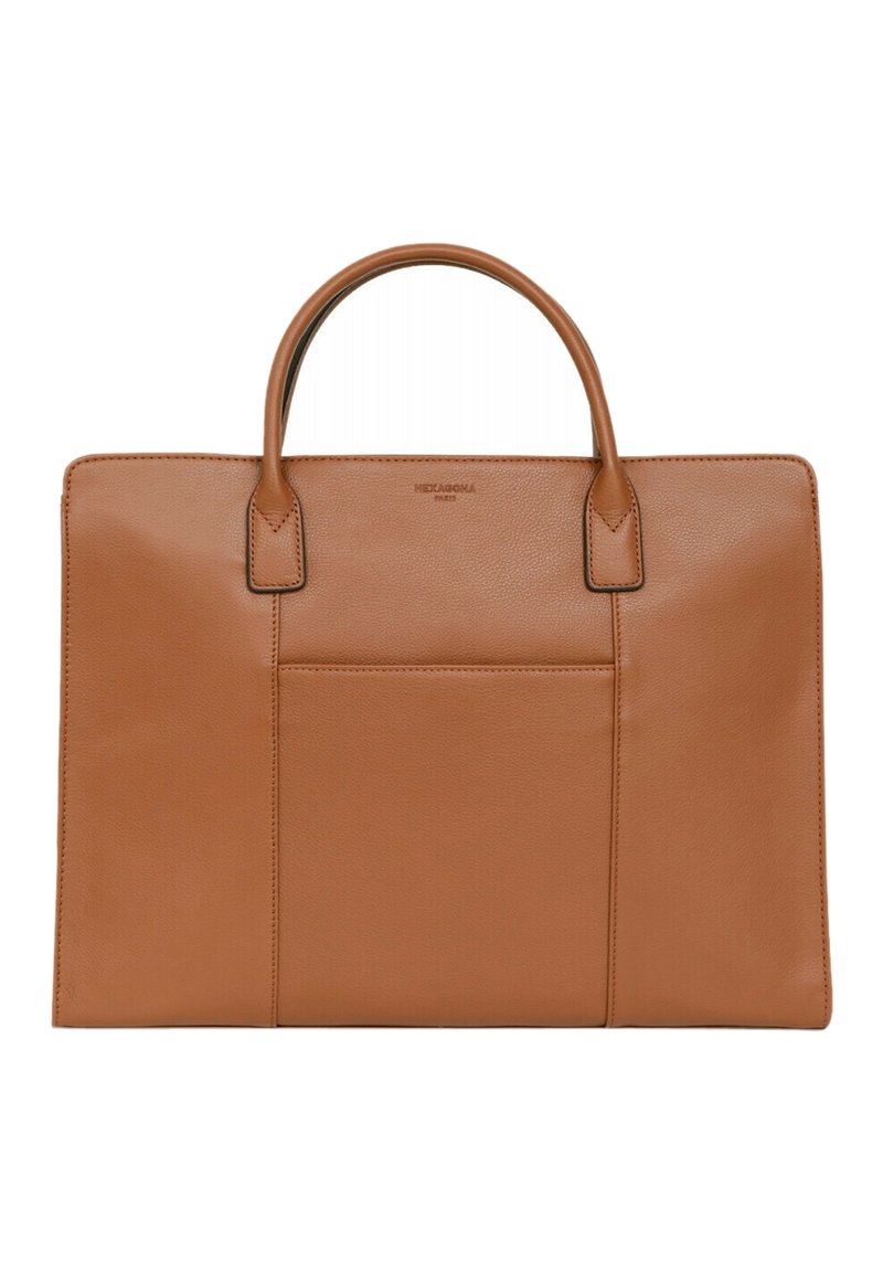 Tan leren totebag met een gestructureerd ontwerp, dubbele handvatten aan de bovenkant, een voorklep en minimale stikseldetails. Gladde textuur, geen zichtbare hardware.