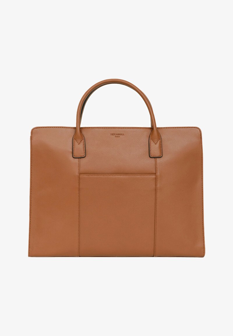 Tan leren totebag met een gestructureerd ontwerp, dubbele handvatten aan de bovenkant, een voorklep en minimale stikseldetails. Gladde textuur, geen zichtbare hardware.