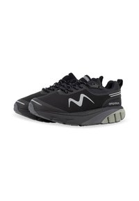Baskets de sport noires avec une tige en maille respirante, des accents réfléchissants, des semelles extérieures texturées et des semelles rembourrées pour un soutien et un confort optimal.