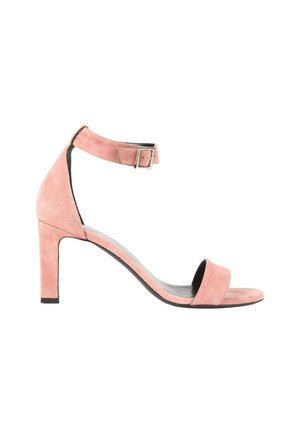 Sandale à talon haut en daim rose avec bride à la cheville et boucle sur fond blanc.