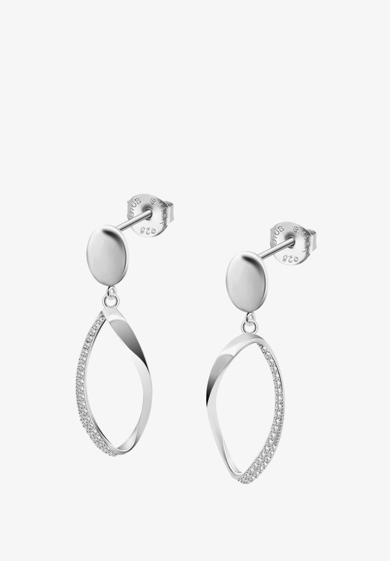 Boucles d'oreilles en métal argenté avec un clou circulaire et un élément pendentif en forme de goutte d'eau, rehaussé de petites pierres claires.