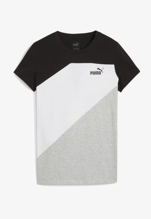 Juodas, baltas ir pilkas trumpomis rankovėmis marškinėliai su įstrižiniu spalvų blokų dizainu; kairėje krūtinės pusėje yra Puma logotipas.
