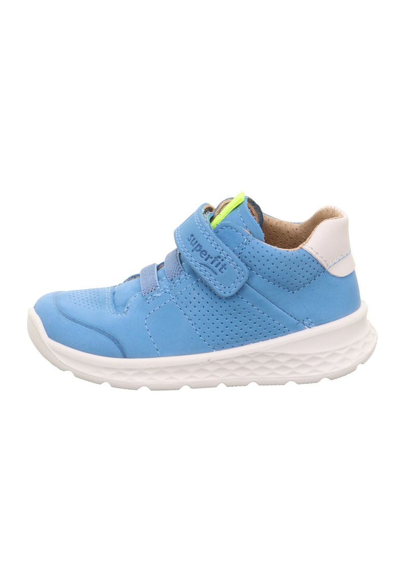 Blaues Leder-Sneaker mit perforierten Seiten, weißen Akzenten, verstellbarem Riemen und strukturiertem weißen Schuhsohle. Markenlogo auf dem Riemen sichtbar.