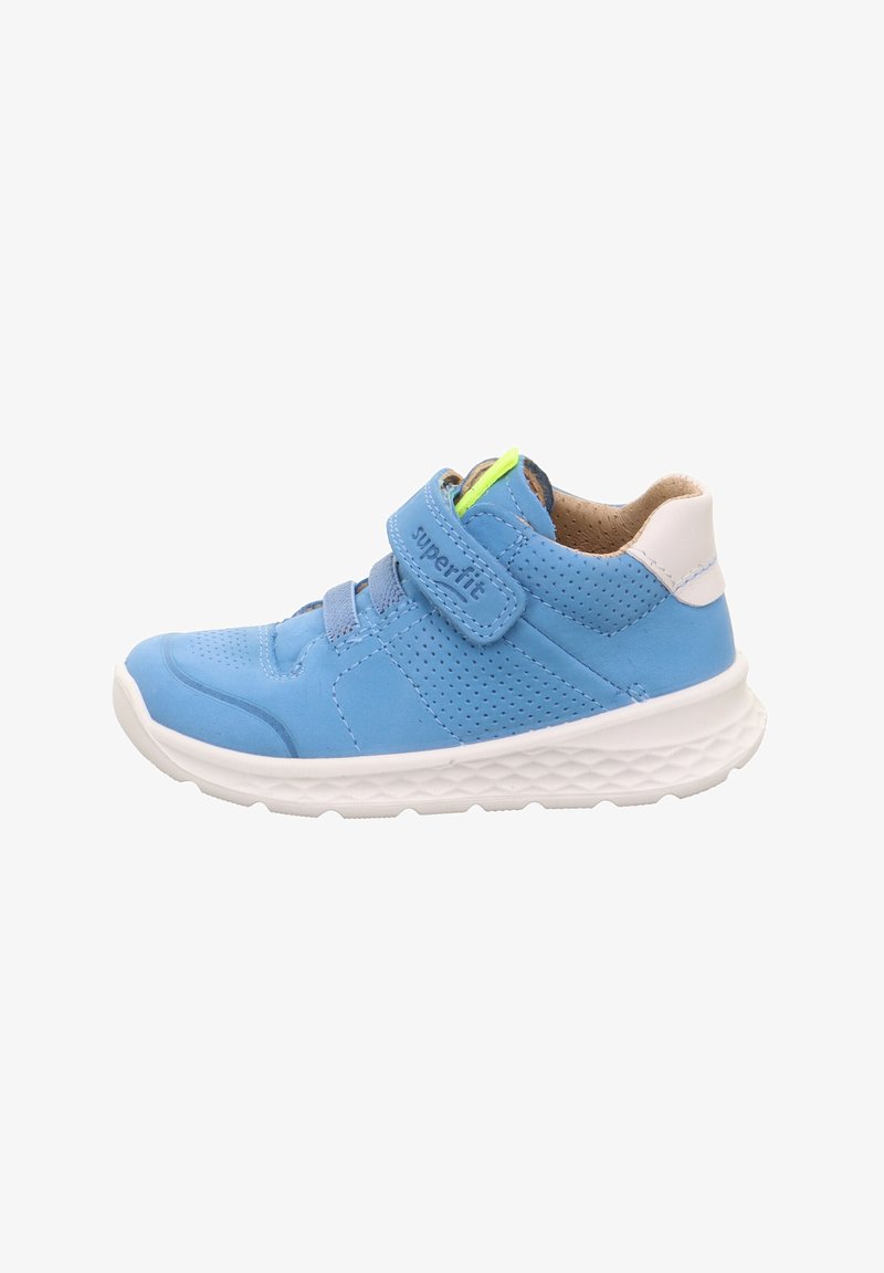 Blaues Leder-Sneaker mit perforierten Seiten, weißen Akzenten, verstellbarem Riemen und strukturiertem weißen Schuhsohle. Markenlogo auf dem Riemen sichtbar.