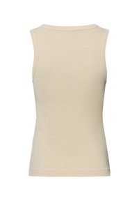 Top beige senza maniche con un design aderente, realizzato in un tessuto texturizzato e luminoso. Scollatura rotonda e orlo pulito.