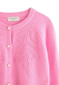 Lyserød cardigan lavet af blødt stof, der har en rund halsudskæring, broderede bladmønstre og perlekonklusioner for ekstra detalje.