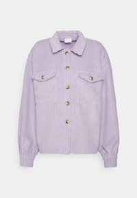 Levandulový manšestrový kabát s zapínáním na knoflíky, dvěma náprsními kapsami a žebrovaným límcem. Měkká textura, mírně volný střih a elastické manžety.