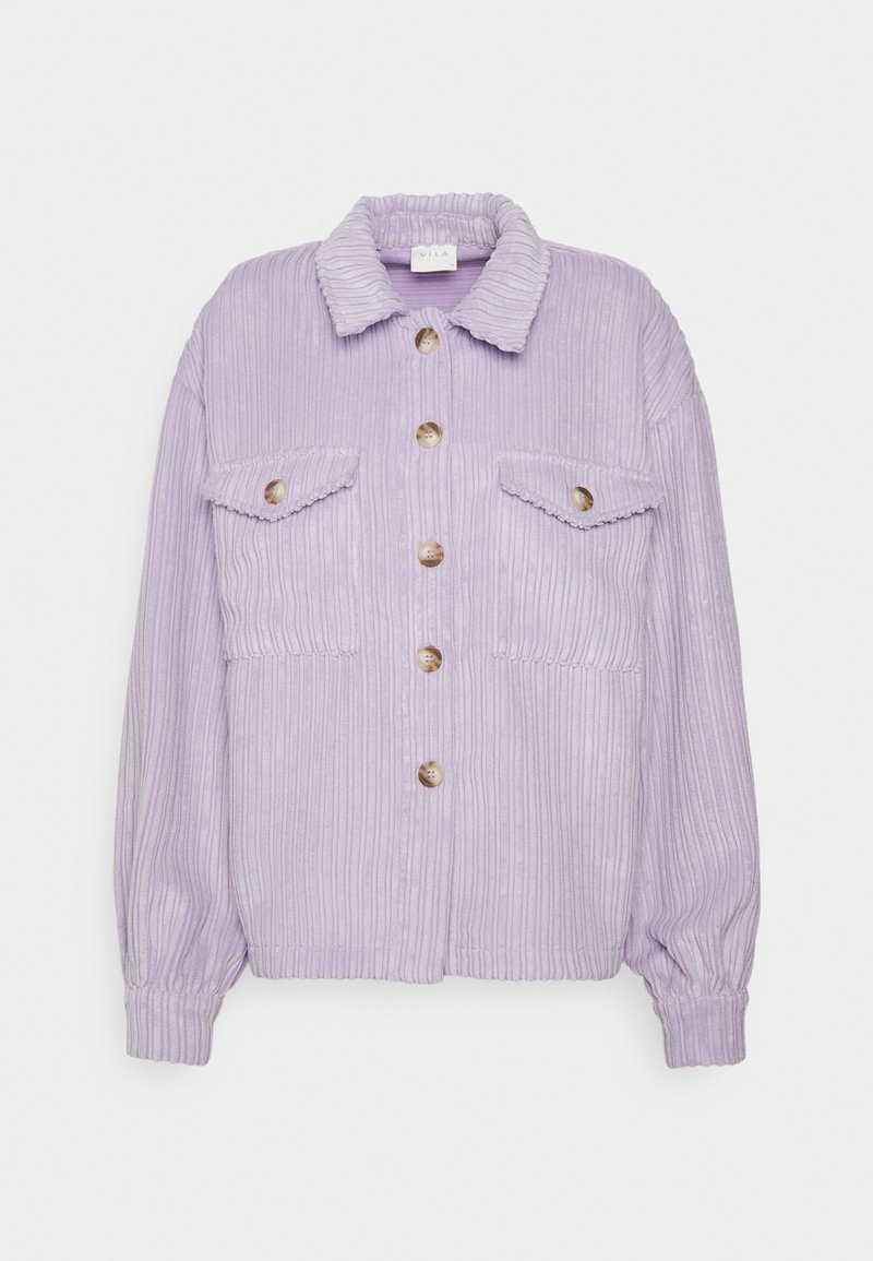 Levandulový manšestrový kabát s zapínáním na knoflíky, dvěma náprsními kapsami a žebrovaným límcem. Měkká textura, mírně volný střih a elastické manžety.