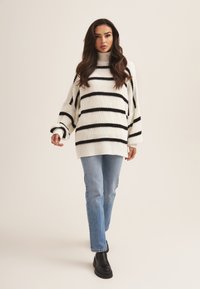 GINI LONDON HIGH NECK - Stickad tröja - cream