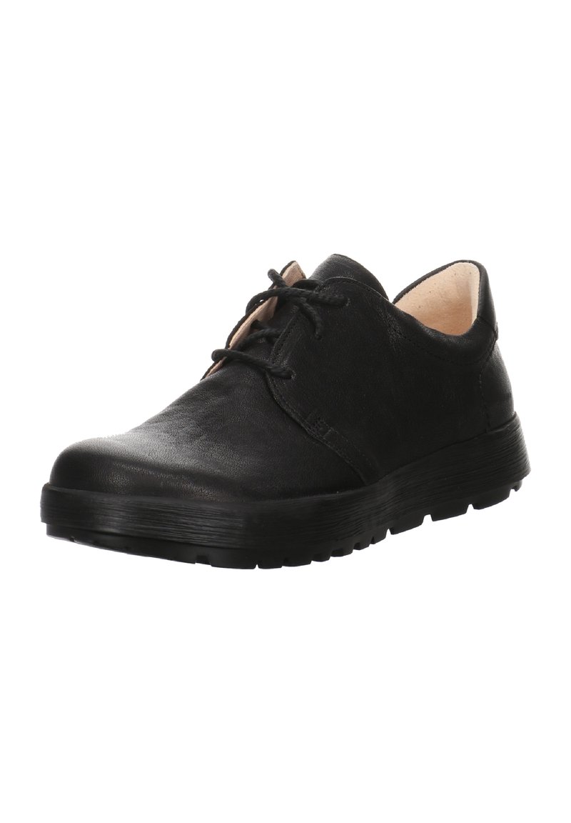 Chaussure en cuir noir à lacets avec un bout arrondi, une tige texturée et une semelle en caoutchouc noir épaisse présentant un design bas.