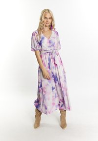 Rochie fluidă, până la genunchi, dintr-o țesătură moale, cu modele de acuarelă în nuanțe de violet și roz, având mâneci bufante și un cordon din același material în talie.