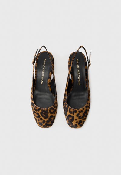 Leopardi-kuosiset nilkka-ballerinat mustilla sisällä ja kullanvärisellä "Stuart Weitzman" -logolla, tasaisella vaalealla taustalla.