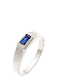 Sterling sølv ring med en rektangulær blå sten indsat i en poleret faset. Båndet er fladt og glat, med et minimalistisk design.