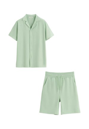 Chemise vert clair à manches courtes avec col cranté et short assorti à taille élastique avec cordon de serrage et poches latérales.
