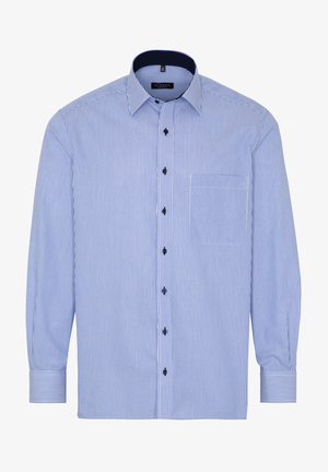 Chemise à manches longues pour homme en bleu et blanc à rayures verticales, avec un col, une poche poitrine et des boutons foncés, fabriquée dans un tissu lisse.