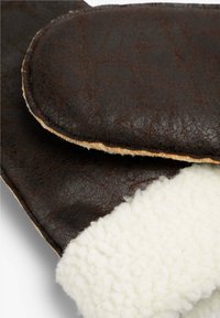 Manoplas de cuero marrón con forro de lana blanca y esponjosa, que muestran un exterior liso y un interior texturizado para brindar calidez y comodidad.